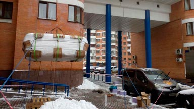 Подъем дивана через окно
